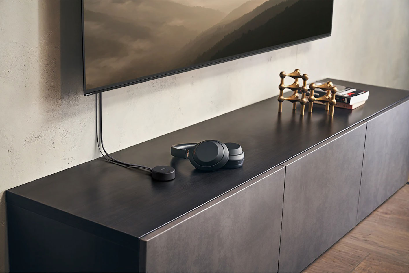 Los audífonos ULT WEAR conectados a un televisor BRAVIA mediante un cable.