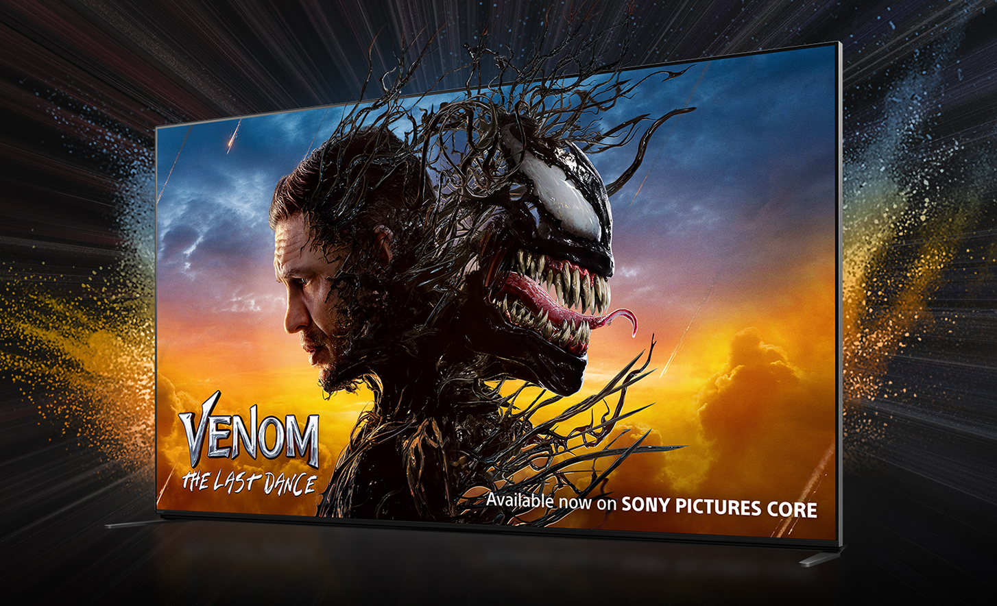 Vista angular de un televisor BRAVIA en el que se lee “Venom: El último baile” con un fondo con destellos vibrante y un texto en el que se lee “Disponible ahora en SONY PICTURES CORE”.