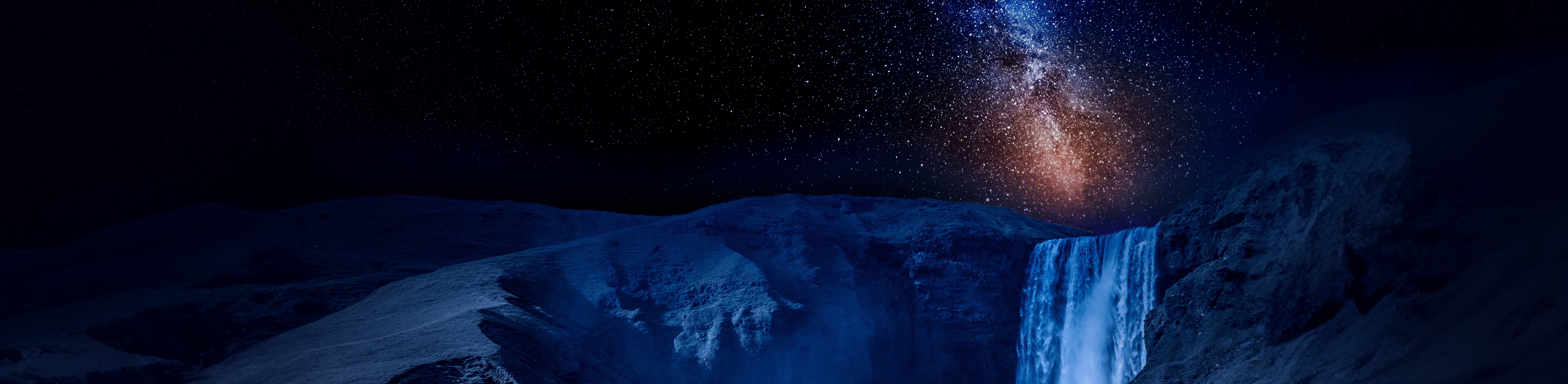 Escena de una cascada con las estrellas por encima