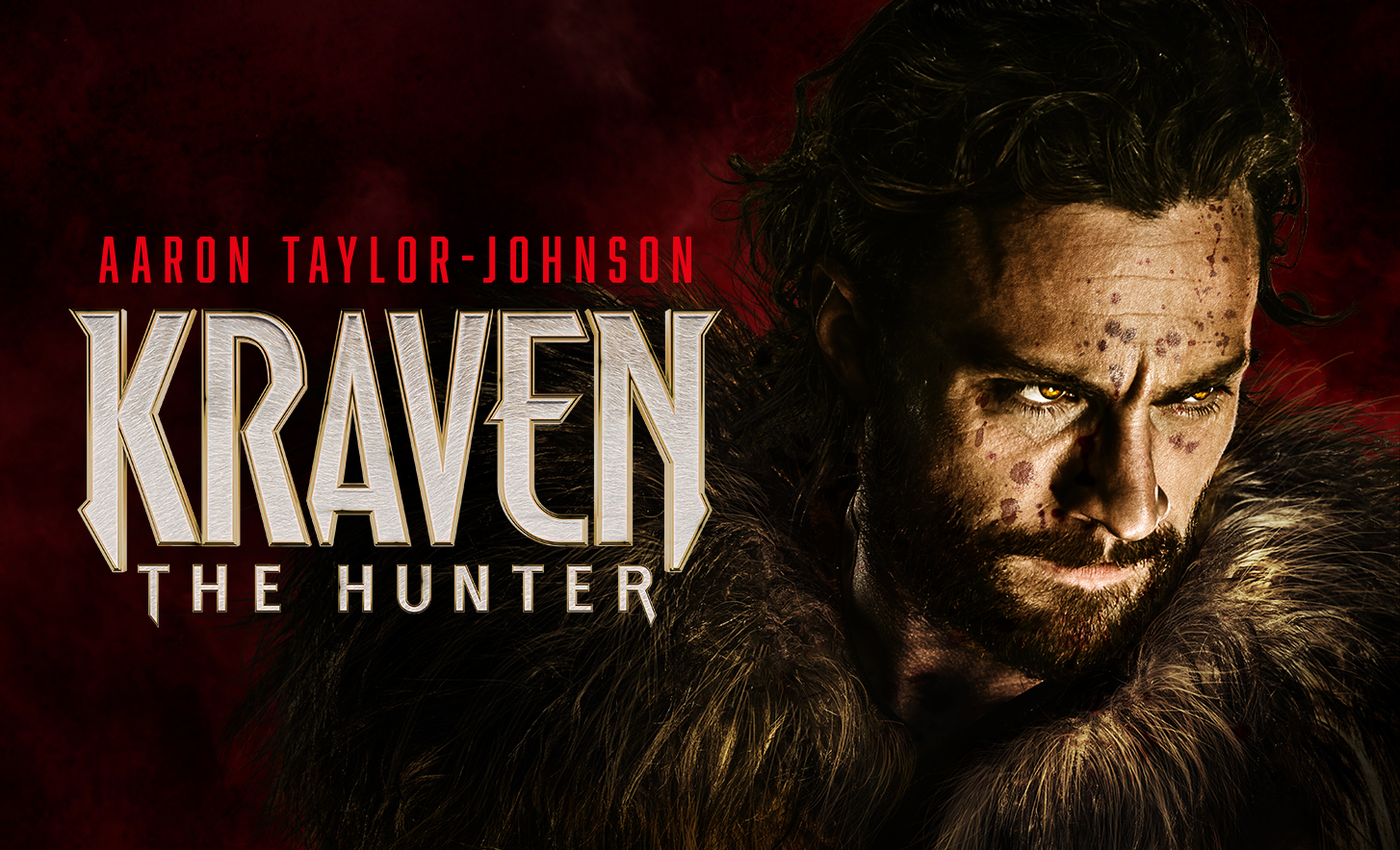 Imagen de la película “Kraven el cazador” protagonizada por Aaron Taylor-Johnson, con un fondo en rojo fuerte y negro.