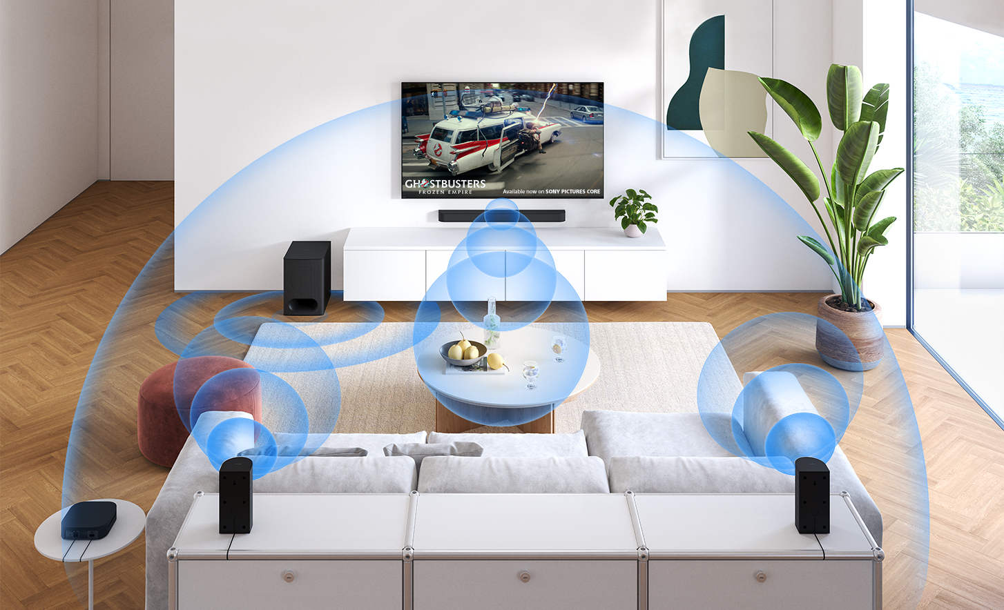 Sala de estar con ondas sonoras azules envolventes de un sistema de sonido Surround y un televisor que muestra “Ghostbusters: apocalipsis fantasma”.